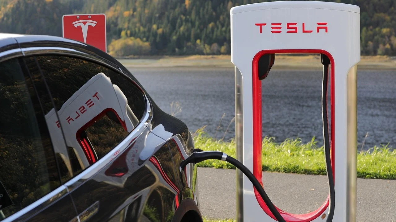 Global Plug-in Vehicle Share Reaches 27% in August as BEVs Outpace Hybrids