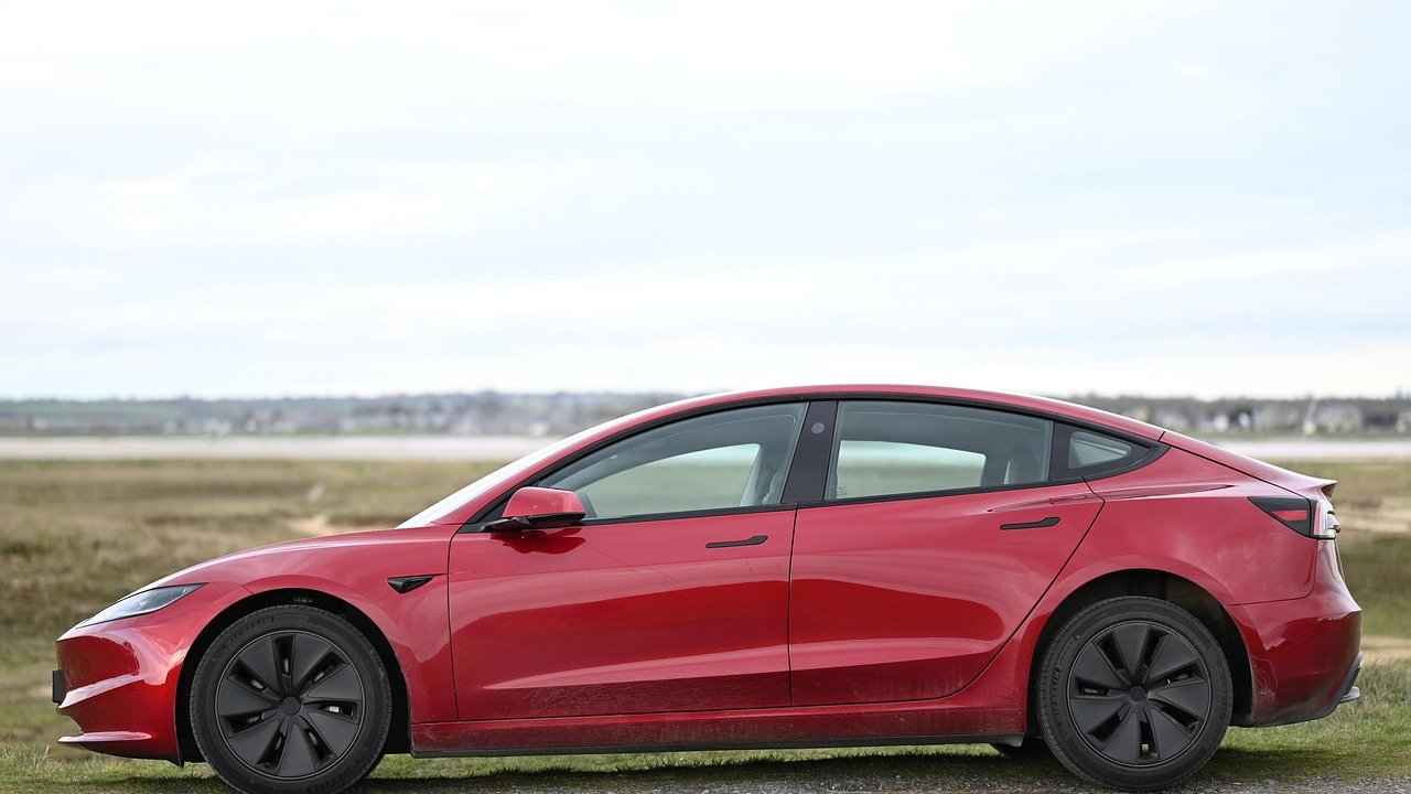 Tesla Shares Fall 22.9% in 2026 Despite FSD Subscription Growth and Robotaxi Expansion